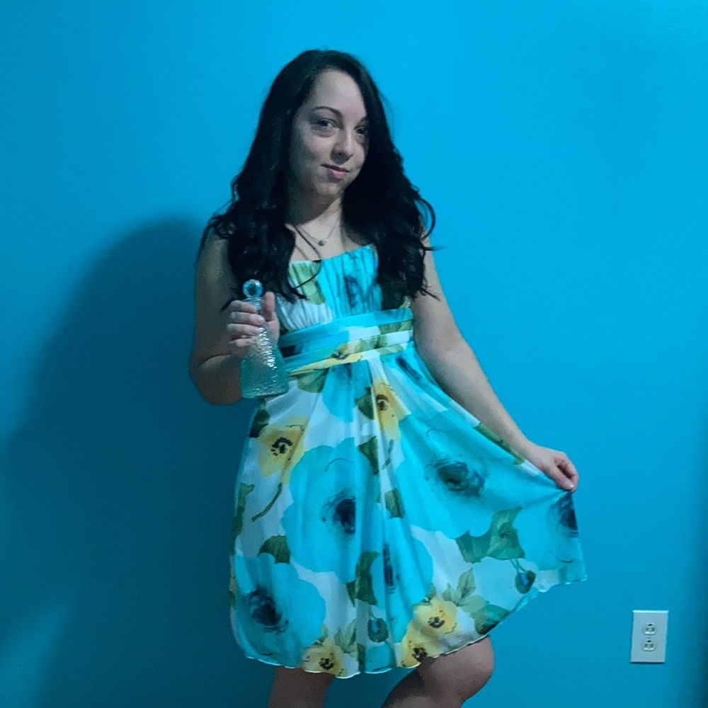 Babydoll dress iz byer. Size small never worn. - Picture 1 of 5